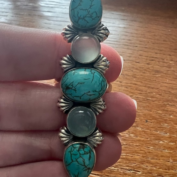 Sterling silver turquoise and chalcedony crawler ring - Picture 3 of 5